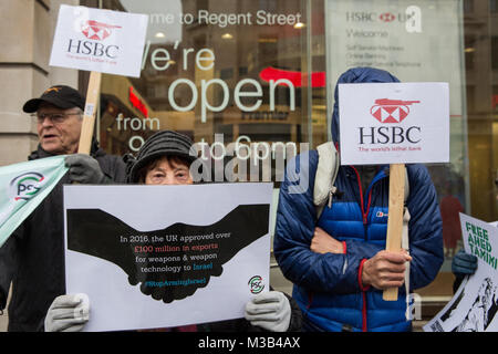 London, Großbritannien. 10. Februar, 2018. Aktivisten aus Palästina Solidarität Kampagne Protest außerhalb einer Niederlassung der HSBC in London gegen die Bank Anteile an arme Unternehmen wie BAE Systems und Raytheon und Kredite an Unternehmen wie Caterpillar und United Technologies zu den Verletzungen der Menschenrechte in Palästina verbunden. Den Anschlag scharf Israel Kampagne fordert die britische Regierung auf ein Waffenembargo gegen Israel und HSBC, um die Beziehungen zum Unternehmen Israel die Versorgung mit Waffen und Waffen Technologie implementieren. Credit: Mark Kerrison/Alamy leben Nachrichten Stockfoto