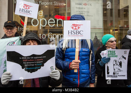 London, Großbritannien. 10. Februar, 2018. Aktivisten aus Palästina Solidarität Kampagne Protest außerhalb einer Niederlassung der HSBC in London gegen die Bank Anteile an arme Unternehmen wie BAE Systems und Raytheon und Kredite an Unternehmen wie Caterpillar und United Technologies zu den Verletzungen der Menschenrechte in Palästina verbunden. Den Anschlag scharf Israel Kampagne fordert die britische Regierung auf ein Waffenembargo gegen Israel und HSBC, um die Beziehungen zum Unternehmen Israel die Versorgung mit Waffen und Waffen Technologie implementieren. Credit: Mark Kerrison/Alamy leben Nachrichten Stockfoto