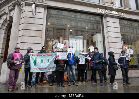 London, Großbritannien. 10. Februar, 2018. Aktivisten aus Palästina Solidarität Kampagne Protest außerhalb einer Niederlassung der HSBC in London gegen die Bank Anteile an arme Unternehmen wie BAE Systems und Raytheon und Kredite an Unternehmen wie Caterpillar und United Technologies zu den Verletzungen der Menschenrechte in Palästina verbunden. Den Anschlag scharf Israel Kampagne fordert die britische Regierung auf ein Waffenembargo gegen Israel und HSBC, um die Beziehungen zum Unternehmen Israel die Versorgung mit Waffen und Waffen Technologie implementieren. Credit: Mark Kerrison/Alamy leben Nachrichten Stockfoto