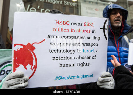 London, Großbritannien. 10. Februar, 2018. Aktivisten aus Palästina Solidarität Kampagne Protest außerhalb einer Niederlassung der HSBC in London gegen die Bank Anteile an arme Unternehmen wie BAE Systems und Raytheon und Kredite an Unternehmen wie Caterpillar und United Technologies zu den Verletzungen der Menschenrechte in Palästina verbunden. Den Anschlag scharf Israel Kampagne fordert die britische Regierung auf ein Waffenembargo gegen Israel und HSBC, um die Beziehungen zum Unternehmen Israel die Versorgung mit Waffen und Waffen Technologie implementieren. Credit: Mark Kerrison/Alamy leben Nachrichten Stockfoto