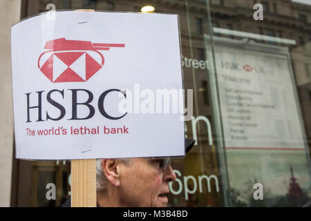 London, Großbritannien. 10. Februar, 2018. Aktivisten aus Palästina Solidarität Kampagne Protest außerhalb einer Niederlassung der HSBC in London gegen die Bank Anteile an arme Unternehmen wie BAE Systems und Raytheon und Kredite an Unternehmen wie Caterpillar und United Technologies zu den Verletzungen der Menschenrechte in Palästina verbunden. Den Anschlag scharf Israel Kampagne fordert die britische Regierung auf ein Waffenembargo gegen Israel und HSBC, um die Beziehungen zum Unternehmen Israel die Versorgung mit Waffen und Waffen Technologie implementieren. Credit: Mark Kerrison/Alamy leben Nachrichten Stockfoto