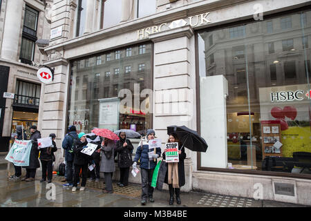 London, Großbritannien. 10. Februar, 2018. Aktivisten aus Palästina Solidarität Kampagne Protest außerhalb einer Niederlassung der HSBC in London gegen die Bank Anteile an arme Unternehmen wie BAE Systems und Raytheon und Kredite an Unternehmen wie Caterpillar und United Technologies zu den Verletzungen der Menschenrechte in Palästina verbunden. Den Anschlag scharf Israel Kampagne fordert die britische Regierung auf ein Waffenembargo gegen Israel und HSBC, um die Beziehungen zum Unternehmen Israel die Versorgung mit Waffen und Waffen Technologie implementieren. Credit: Mark Kerrison/Alamy leben Nachrichten Stockfoto