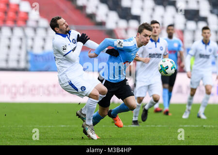 Karlsruhe, Deutschland. 10 Feb, 2018. Anton Fink (KSC) im Duell mit Christopher Theisen (Koeln). GES/Fussball/3. Liga: Karlsruher SC - Fortuna Köln, 10.02.2018 - Fußball 3. Division: Karlsruher SC vs Fortuna Koeln, Karlsruhe, Mar 10, 2018 -- | Verwendung der weltweiten Kredit: dpa/Alamy leben Nachrichten Stockfoto