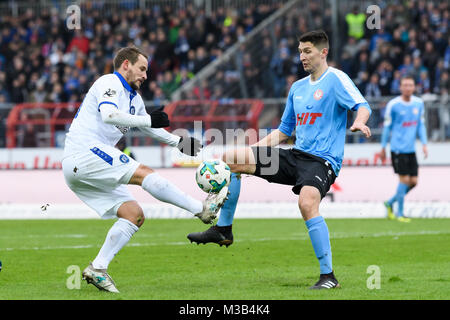 Karlsruhe, Deutschland. 10 Feb, 2018. Anton Fink (KSC) im Duell mit Markus Pazurek (Koeln). GES/Fussball/3. Liga: Karlsruher SC - Fortuna Köln, 10.02.2018 - Fußball 3. Division: Karlsruher SC vs Fortuna Koeln, Karlsruhe, Mar 10, 2018 -- | Verwendung der weltweiten Kredit: dpa/Alamy leben Nachrichten Stockfoto