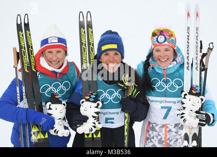 Pyeongchang, Südkorea. 10 Feb, 2018. Sieger Charlotte Kalla (c) aus Schweden, zweiter Marit Bjoergen (l) aus Norwegen und zweiter Zweiter Krista Parmakoski (r) aus Finnland ihre Auftritte an der Ziellinie der Frauen- 2 feiern x 7,5km Cross Country Rennen auf dem alpensia Zentrum in Pyeongchang, Südkorea, 10. Februar 2018. Credit: Hendrik Schmidt/dpa-Zentralbild/dpa/Alamy leben Nachrichten Stockfoto