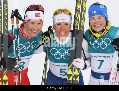 Pyeongchang, Südkorea. 10 Feb, 2018. Sieger Charlotte Kalla (c) aus Schweden, zweiter Marit Bjoergen (l) aus Norwegen und zweiter Zweiter Krista Parmakoski (r) aus Finnland ihre Auftritte an der Ziellinie der Frauen- 2 feiern x 7,5km Cross Country Rennen auf dem alpensia Zentrum in Pyeongchang, Südkorea, 10. Februar 2018. Credit: Hendrik Schmidt/dpa-Zentralbild/dpa/Alamy leben Nachrichten Stockfoto