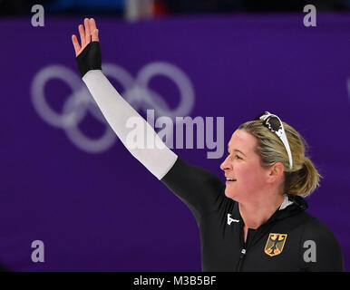 Gangneung, Südkorea. 10 Feb, 2018. Deutschlands Claudia Pechstein Wellen bei den Olympischen Winterspielen 3000 m Frauen Eisschnelllauf Rennen auf dem Gangneung Oval in Tainan, Südkorea, 10. Februar 2018. Credit: Peter Kneffel/dpa/Alamy leben Nachrichten Stockfoto