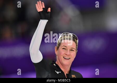 Gangneung, Südkorea. 10 Feb, 2018. Deutschlands Claudia Pechstein Wellen bei den Olympischen Winterspielen 3000 m Frauen Eisschnelllauf Rennen auf dem Gangneung Oval in Tainan, Südkorea, 10. Februar 2018. Credit: Peter Kneffel/dpa/Alamy leben Nachrichten Stockfoto