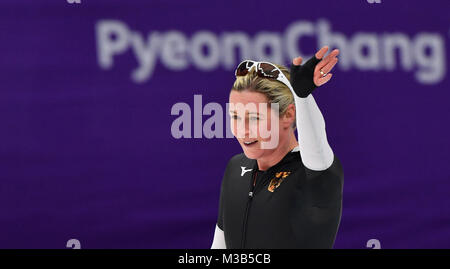 Gangneung, Südkorea. 10 Feb, 2018. Deutschlands Claudia Pechstein Wellen bei den Olympischen Winterspielen 3000 m Frauen Eisschnelllauf Rennen auf dem Gangneung Oval in Tainan, Südkorea, 10. Februar 2018. Credit: Peter Kneffel/dpa/Alamy leben Nachrichten Stockfoto