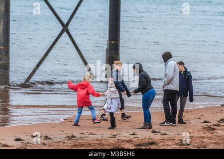 Familie Ferien trotz Wetter. Verregneter Start in den Februar Half Term break in Paignton, Torbay, Devon, Großbritannien. Credit: JHNews/Alamy leben Nachrichten Stockfoto