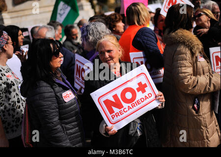 Malaga, Spanien. 10 Feb, 2018. Eine ältere Frau hält ein Schild mit der Aufschrift: ''Nicht mehr Prekarität'', wie sie sich an einem Protest gegen die Unsicherheit der Beschäftigung an der Plaza de la Merced Square in der Innenstadt von Málaga, im Süden von Spanien. Credit: Jesus Merida/SOPA/ZUMA Draht/Alamy leben Nachrichten Stockfoto