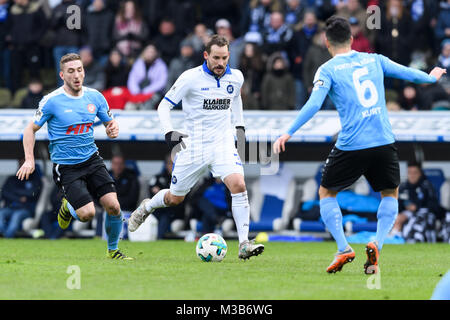 Karlsruhe, Deutschland. 10 Feb, 2018. Robin Scheu (Koeln), Anton Fink (KSC) im Duell mit Okan Kurt (Köln), (von links). GES/Fussball/3. Liga: Karlsruher SC - Fortuna Köln, 10.02.2018 - Fußball 3. Division: Karlsruher SC vs Fortuna Koeln, Karlsruhe, Mar 10, 2018 -- | Verwendung der weltweiten Kredit: dpa/Alamy leben Nachrichten Stockfoto