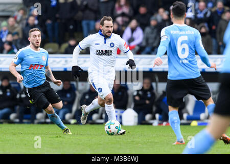 Karlsruhe, Deutschland. 10 Feb, 2018. Robin Scheu (Koeln), Anton Fink (KSC) im Duell mit Okan Kurt (Köln), (von links). GES/Fussball/3. Liga: Karlsruher SC - Fortuna Köln, 10.02.2018 - Fußball 3. Division: Karlsruher SC vs Fortuna Koeln, Karlsruhe, Mar 10, 2018 -- | Verwendung der weltweiten Kredit: dpa/Alamy leben Nachrichten Stockfoto