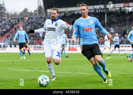 Karlsruhe, Deutschland. 10 Feb, 2018. Anton Fink (KSC) im Duell mit Christoph Menz (Koeln). GES/Fussball/3. Liga: Karlsruher SC - Fortuna Köln, 10.02.2018 - Fußball 3. Division: Karlsruher SC vs Fortuna Koeln, Karlsruhe, Mar 10, 2018 -- | Verwendung der weltweiten Kredit: dpa/Alamy leben Nachrichten Stockfoto