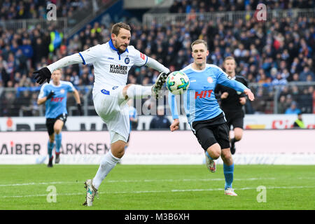 Karlsruhe, Deutschland. 10 Feb, 2018. Anton Fink (KSC) im Duell mit Lars Bender (Koeln). GES/Fussball/3. Liga: Karlsruher SC - Fortuna Köln, 10.02.2018 - Fußball 3. Division: Karlsruher SC vs Fortuna Koeln, Karlsruhe, Mar 10, 2018 -- | Verwendung der weltweiten Kredit: dpa/Alamy leben Nachrichten Stockfoto