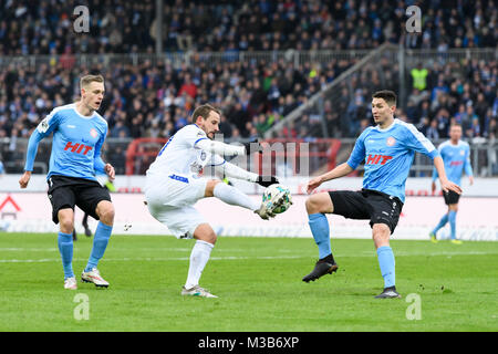 Karlsruhe, Deutschland. 10 Feb, 2018. Anton Fink (KSC) im Duell mit Markus Pazurek (Koeln), li: Lars Bender (Koeln). GES/Fussball/3. Liga: Karlsruher SC - Fortuna Köln, 10.02.2018 - Fußball 3. Division: Karlsruher SC vs Fortuna Koeln, Karlsruhe, Mar 10, 2018 -- | Verwendung der weltweiten Kredit: dpa/Alamy leben Nachrichten Stockfoto