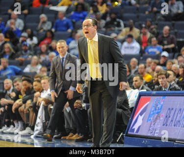 Februar 06, 2018; Memphis, TN, USA; Wichita Zustand Shockers Haupttrainer, Gregg Marschall, an der Seitenlinie während der NCAA D1 Basketball in Memphis. Wichita besiegt Memphis, 85-65, am FedEx Forum. Kevin Lanlgey/CSM Stockfoto