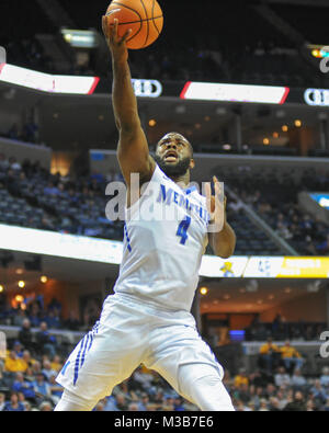 Februar 06, 2018; Memphis, TN, USA; Memphis Tigers Guard, Raynere Thornton (4), fährt zum Hoop in der NCAA Basketball D1 gegen Wichita Zustand. Wichita besiegt Memphis, 85-65, am FedEx Forum. Kevin Lanlgey/CSM Stockfoto