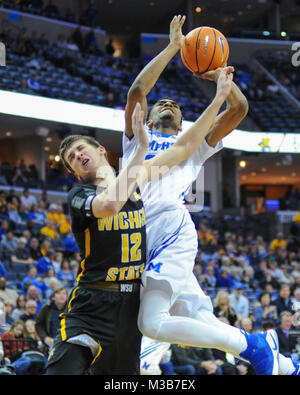 Februar 06, 2018; Memphis, TN, USA; Memphis Tigers Guard, Jeremia Martin (3), fährt zum Hoop gegen Wichita Zustand Shockers Guard, Austin Reaves (12). Wichita besiegt Memphis, 85-65, am FedEx Forum. Kevin Lanlgey/CSM Stockfoto