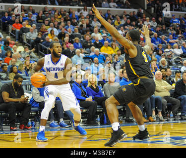 Februar 06, 2018; Memphis, TN, USA; Memphis Tigers Guard, Raynere Thornton (4), sieht für eine offene Mannschaftskamerad als Wichita Zustand Shockers vorwärts, Rashard Kelly (0), Versuche zu blockieren. Wichita besiegt Memphis, 85-65, am FedEx Forum. Kevin Lanlgey/CSM Stockfoto