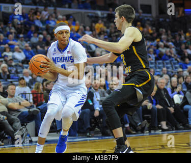 Februar 06, 2018; Memphis, TN, USA; Memphis Tigers vorwärts, Jimario Flüsse (2), fährt zum Hoop gegen Wichita Zustand Shockers Guard, Austin Reaves (12). Wichita besiegt Memphis, 85-65, am FedEx Forum. Kevin Lanlgey/CSM Stockfoto