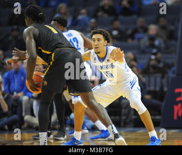 Februar 06, 2018; Memphis, TN, USA; Memphis Tigers freuen, David Nickelberry (15), in der Aktion gegen Wichita Zustand. Wichita besiegt Memphis, 85-65, am FedEx Forum. Kevin Lanlgey/CSM Stockfoto