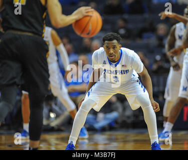 Februar 06, 2018; Memphis, TN, USA; Memphis Tigers Guard, Jeremia Martin (3), macht sich bereit für die Aktion während der NCAA D1 basketball Match up mit Wichita. Wichita besiegt Memphis, 85-65, am FedEx Forum. Kevin Lanlgey/CSM Stockfoto