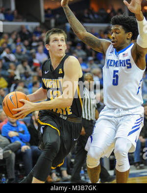 Februar 06, 2018; Memphis, TN, USA; Wichita Zustand Shockers Guard, Austin Reaves (12), Laufwerke, die an die Hoop gegen Memphis Tigers Guard, Kareem Brewton Jr. (5). Wichita besiegt Memphis, 85-65, am FedEx Forum. Kevin Lanlgey/CSM Stockfoto