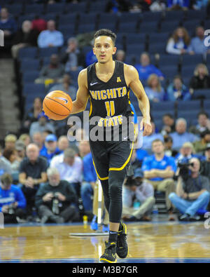 Februar 06, 2018; Memphis, TN, USA; Wichita Zustand Shockers Guard, Landry Shamet (11), drückt nach unten Gericht in der NCAA D1 Basketball in Memphis. Wichita besiegt Memphis, 85-65, am FedEx Forum. Kevin Lanlgey/CSM Stockfoto