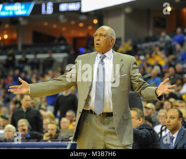 Februar 06, 2018; Memphis, TN, USA; Memphis Tigers Haupttrainer, Tubby Smith, reagiert auf einen Schiedsrichter rufen in der NCAA D1 basketball Aktion mit Wichita Zustand. Wichita besiegt Memphis, 85-65, am FedEx Forum. Kevin Lanlgey/CSM Stockfoto