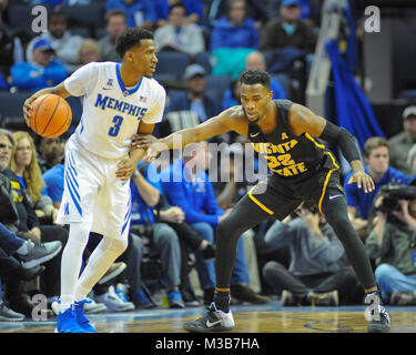 Februar 06, 2018; Memphis, TN, USA; Memphis Tigers Guard, Jeremia Martin (3), fährt nach vorn gegen Wichita Zustand Shockers vorwärts, markis McDuffie (32). Wichita besiegt Memphis, 85-65, am FedEx Forum. Kevin Lanlgey/CSM Stockfoto