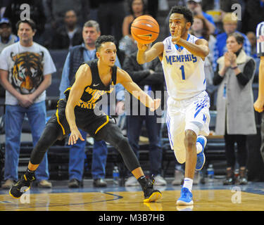 Februar 06, 2018; Memphis, TN, USA; Memphis Tigers Guard, Jamal Johnson (1), lassen die Kugel als Wichita Zustand Shockers Guard, Landry Shamet (11), Versuche zu verteidigen. Wichita besiegt Memphis, 85-65, am FedEx Forum. Kevin Lanlgey/CSM Stockfoto