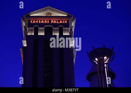Las Vegas, Nevada, USA. 10 Feb, 2018. Caesars Palace Hotel und Casino ist bei Sonnenuntergang entlang des Las Vegas Strip in Las Vegas, Nevada gesehen. Quelle: David Becker/ZUMA Draht/Alamy leben Nachrichten Stockfoto