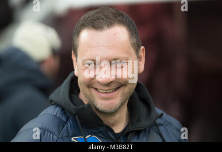 Leverkusen, Deutschland. 10 Feb, 2018. Berlins Trainer Pal Dardai Lächeln in der BayArena in Leverkusen, Deutschland, 10. Februar 2018. Quelle: Bernd Thissen/dpa/Alamy leben Nachrichten Stockfoto