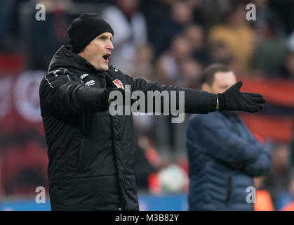 Leverkusen, Deutschland. 10 Feb, 2018. Der Leverkusener trainer Heiko Herrlich gestikuliert in der BayArena in Leverkusen, Deutschland, 10. Februar 2018. Quelle: Bernd Thissen/dpa/Alamy leben Nachrichten Stockfoto