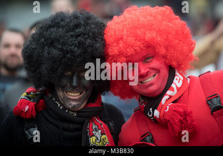 Leverkusen, Deutschland. 10 Feb, 2018. Der Leverkusener Fans Lächeln vor dem Spiel in der BayArena in Leverkusen, Deutschland, 10. Februar 2018. Quelle: Bernd Thissen/dpa/Alamy leben Nachrichten Stockfoto