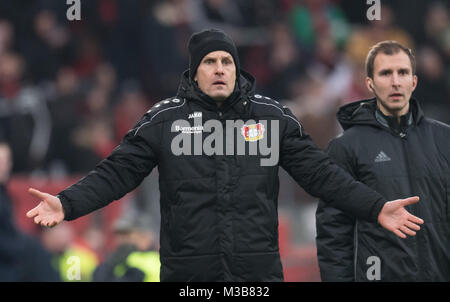 Leverkusen, Deutschland. 10 Feb, 2018. Der Leverkusener trainer Heiko Herrlich gestikuliert in der BayArena in Leverkusen, Deutschland, 10. Februar 2018. Quelle: Bernd Thissen/dpa/Alamy leben Nachrichten Stockfoto