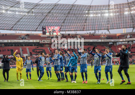 Leverkusen, Deutschland. 10 Feb, 2018. Die Berliner Spieler feiern ihren Sieg in der BayArena in Leverkusen, Deutschland, 10. Februar 2018. Quelle: Bernd Thissen/dpa/Alamy leben Nachrichten Stockfoto