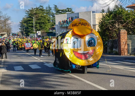 OPICINA, Triest, Italien, 10. Februar 2018: Unbekannter Teilnehmer der Parade der Karneval Kraski Pust oder Carnevale Carsico. Der Karneval Carsico Kraski Ausgabe 51 am 10. Februar 2018 Opicina. Es ist die älteste Karneval auf Karst. Stockfoto