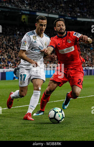 Lucas Vazquez (Real Madrid) kämpft um den Ball mit Alberto de La Bella (Real Sociedad), La Liga Match zwischen Real Madrid vs Real Sociedad im Santiago Bernabeu in Madrid, Spanien, 10. Februar 2018. Credit: Gtres Información más Comuniación auf Linie, S.L./Alamy leben Nachrichten Stockfoto