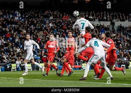 Cristiano Ronaldo (Real Madrid) kämpft für die Kopfzeile mit La Liga Match zwischen Real Madrid vs Real Sociedad im Santiago Bernabeu in Madrid, Spanien, 10. Februar 2018. Credit: Gtres Información más Comuniación auf Linie, S.L./Alamy leben Nachrichten Stockfoto