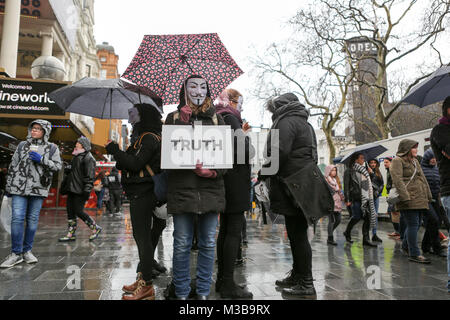 London, Großbritannien. 10 Feb, 2018. Direkte Aktion Demonstration die Information der Öffentlichkeit über die Grausamkeit, die in Fleisch-, Milch- und Eierproduktion zu zeigen. Penelope Barritt/Alamy leben Nachrichten Stockfoto