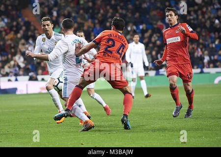 Madrid, Spanien. 10 Feb, 2018. Daniel Carvajal (Verteidiger; Real Madrid), Alberto De La Bella (Verteidiger; Real Sociedad) in Aktion während der La Liga Match zwischen Real Madrid und Real Sociedad San Sebastián im Santiago Bernabeu am 10. Februar 2018 in Madrid, Spanien Credit: Jack Abuin/ZUMA Draht/Alamy leben Nachrichten Stockfoto