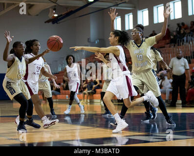 Palm Beach Gardens, Florida, USA. 10 Feb, 2018. Palm Beach Lakes Rams guard Keishmy Ayuso (5) Gerichte unter dem Korb gegen West Boca Stiere in Palm Beach Gardens, Florida am 9. Februar 2017. Credit: Allen Eyestone/der Palm Beach Post/ZUMA Draht/Alamy leben Nachrichten Stockfoto