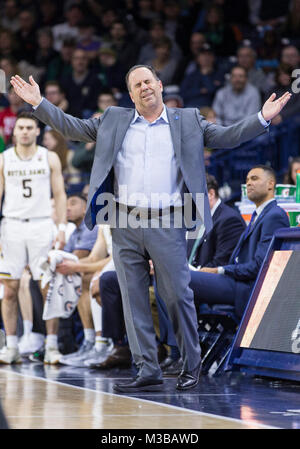 South Bend, Indiana, USA. 10 Feb, 2018. Notre Dame Head Coach Mike Brey reagiert auf einen Anruf während NCAA Basketball spiel action zwischen den Notre Dame Fighting Irish und der Florida State Seminoles an Purcell Pavillon auf der Joyce Centre in South Bend, Indiana. Notre Dame besiegte Florida State 84-69. Johann Mersits/CSM/Alamy leben Nachrichten Stockfoto