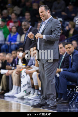 South Bend, Indiana, USA. 10 Feb, 2018. Notre Dame Head Coach Mike Brey ermutigen, dieses Team in der NCAA Basketball spiel action zwischen den Notre Dame Fighting Irish und der Florida State Seminoles an Purcell Pavillon auf der Joyce Centre in South Bend, Indiana. Notre Dame besiegte Florida State 84-69. Johann Mersits/CSM/Alamy leben Nachrichten Stockfoto