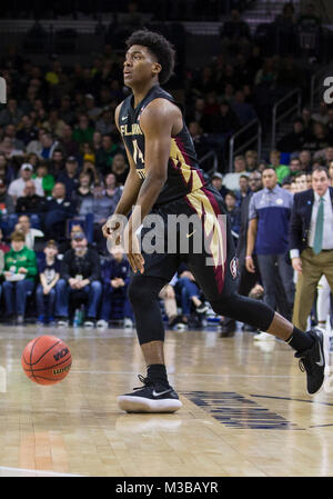 South Bend, Indiana, USA. 10 Feb, 2018. Florida State guard Terance Mann (14) den Ball dribbelt während der NCAA Basketball spiel action zwischen den Notre Dame Fighting Irish und der Florida State Seminoles an Purcell Pavillon auf der Joyce Centre in South Bend, Indiana. Notre Dame besiegte Florida State 84-69. Johann Mersits/CSM/Alamy leben Nachrichten Stockfoto