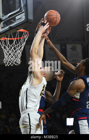 Wichita, Kansas, USA. 10 Feb, 2018. Wichita Zustand Shockers Zentrum Rauno Nurger (20) hat seinen Schuß von hinten während der NCAA Basketball Spiel zwischen den Connecticut Huskies und die Wichita State Shockers an Charles Koch Arena in Wichita, Kansas blockiert. Kendall Shaw/CSM/Alamy leben Nachrichten Stockfoto