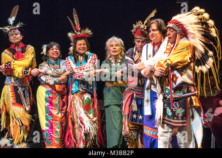 New York, USA, 10. Feb 2018. Mitglieder des Thunderbird Indianische Tänzer Unternehmen einen traditionellen Tanz im New Yorker Theater für die Neue Stadt. Foto von Enrique Ufer/Alamy leben Nachrichten Stockfoto