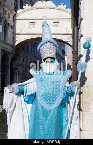 Venedig, Venetien, Italien, 10. Februar 2018. Bunte Kostüme beim Karneval in Venedig an einem sonnigen Tag am letzten Wochenende des Festivals. Mann vor der Seufzerbrücke, Ponte dei Sospiri San Marco posieren. Stockfoto